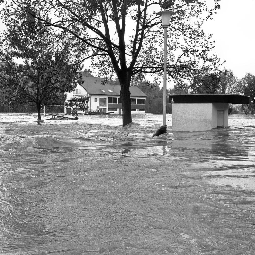 1975: Hochwasser am Sportplatz (Quelle: Bernd Bader)