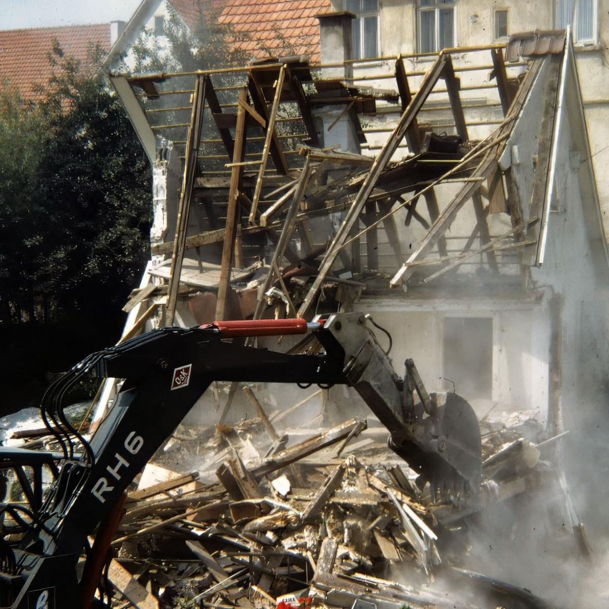 1967: Abbruch vom Haus Richard & Emilie Emilie Fauser Gemischtwaren, Hauptstr. Haus dahinter Marta Veit (Quelle: Manfred Knecht)
