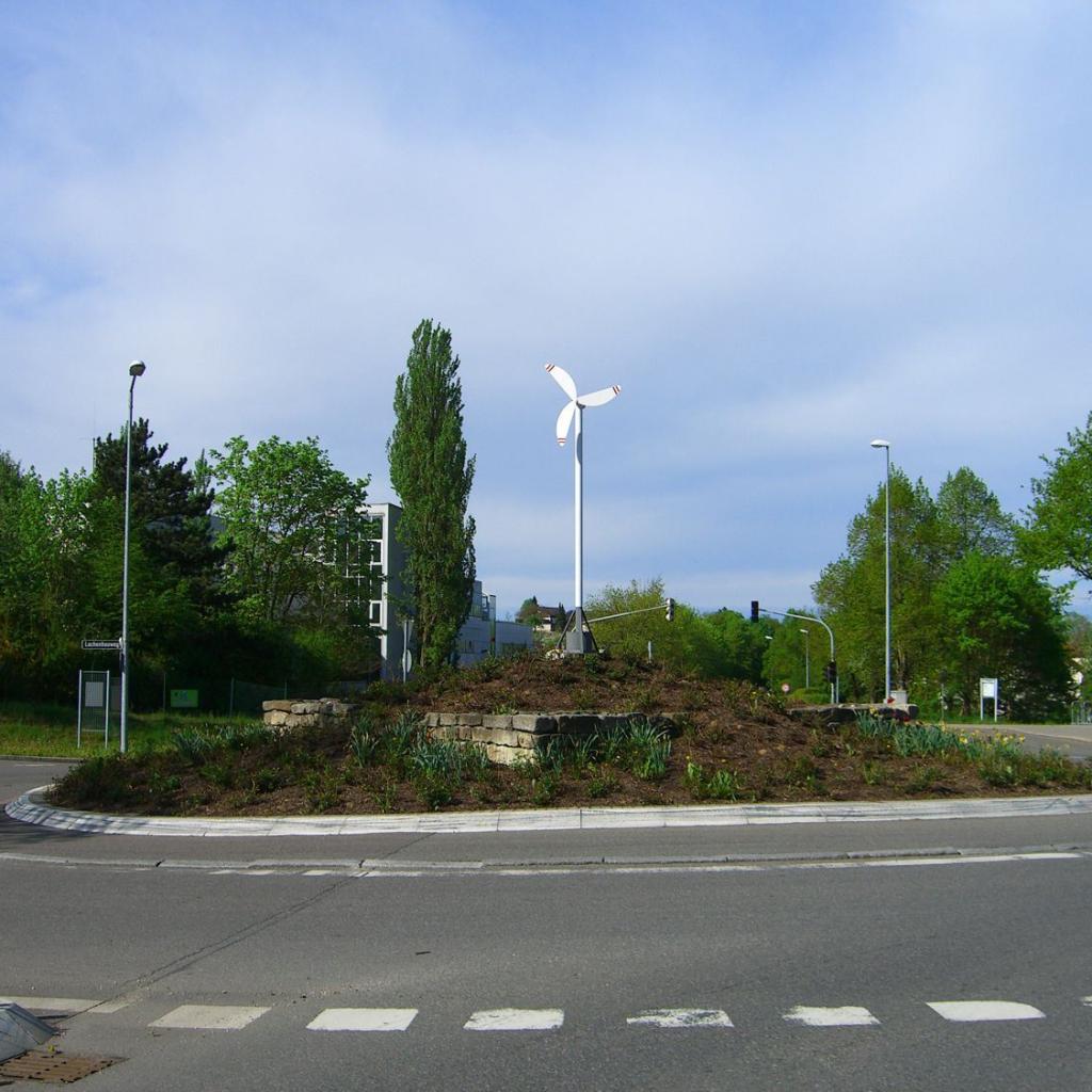 2012: Windrad auf dem Kreisverkehr als Maischerz (Quelle: Dirk Glück)