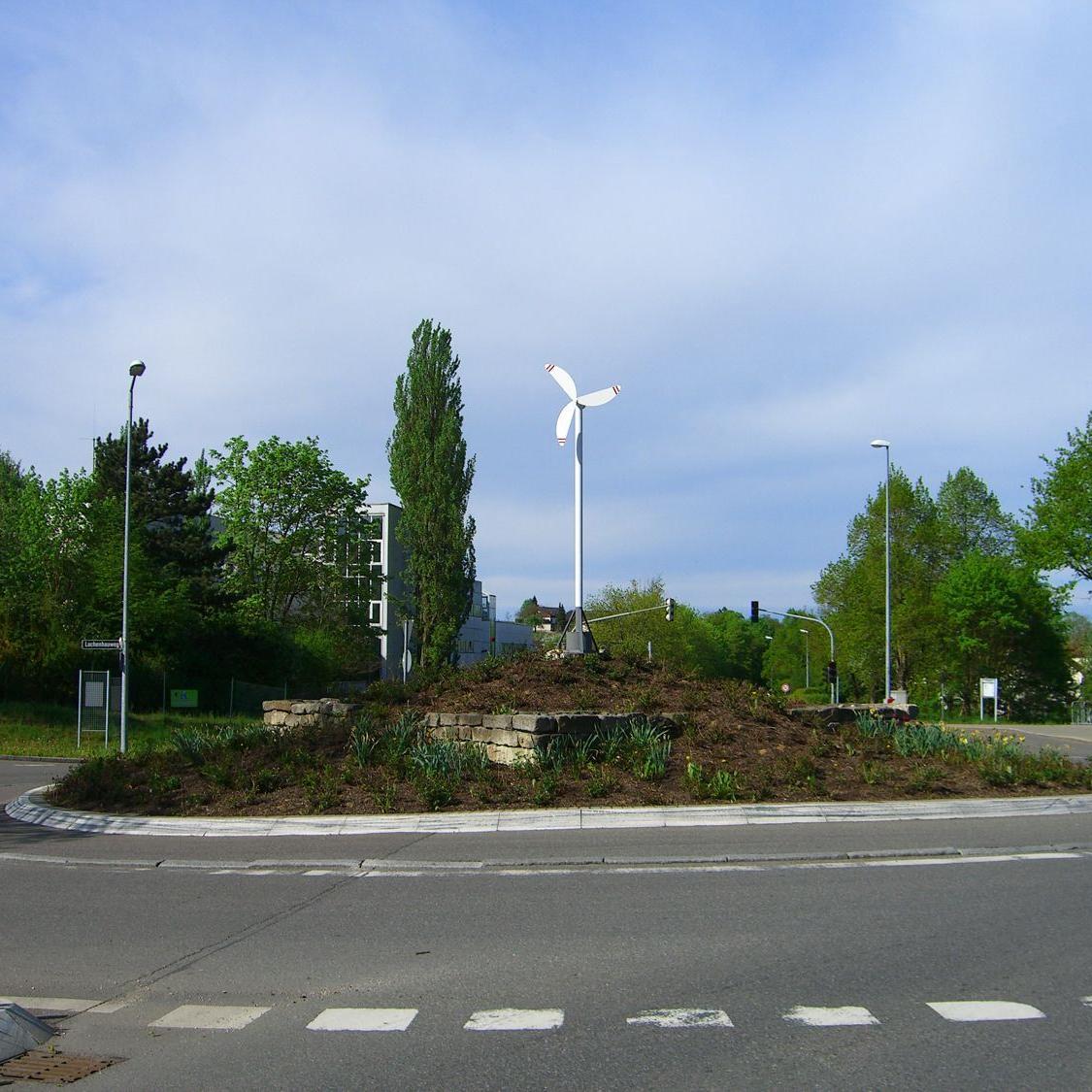 2012: Windrad auf dem Kreisverkehr als Maischerz (Quelle: Dirk Glück)