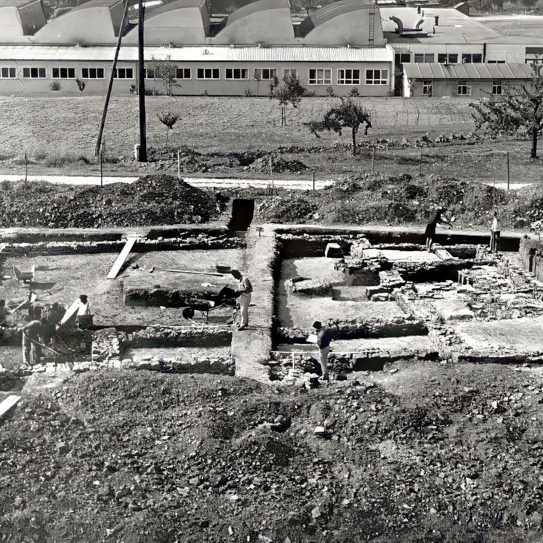 1962: Blick von der Feuerwehrleiter auf die Ausgrabung des römischen Gutshofs im Lachenhau (heute Kreuzung Keltenstraße und Hallstattstraße) (Quelle: Walter Brants)