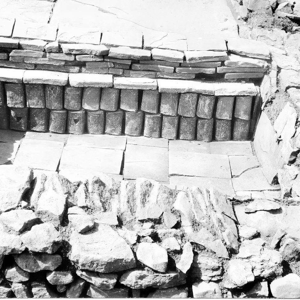1962: das römische Kaltwasserbecken an der Ausgrabung des römischen Gutshofs im Lachenhau (heute Kreuzung Keltenstraße und Hallstattstraße) (Quelle: Walter Brants)
