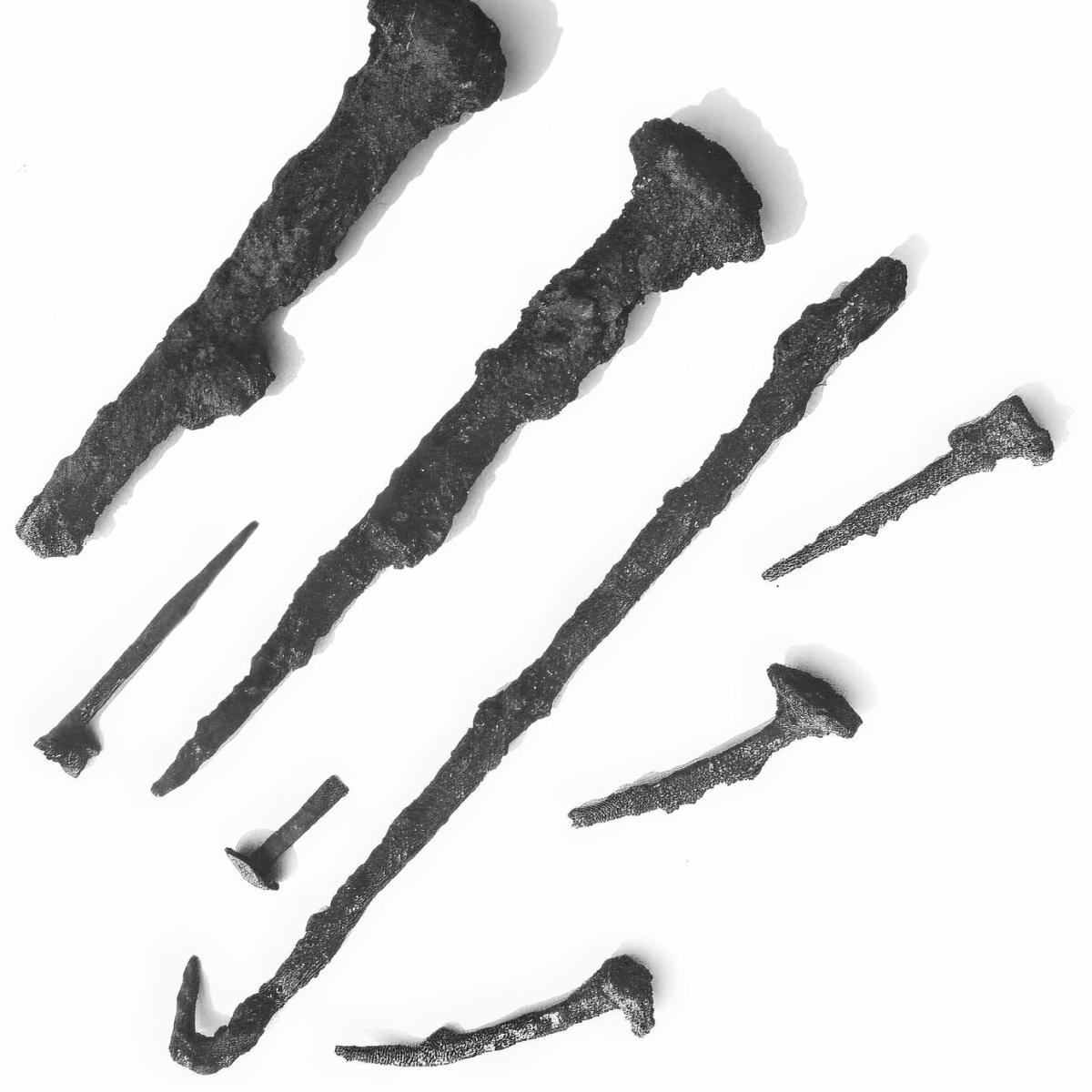 1962: Nägel und Werkzeuge gefunden an der Ausgrabung des römischen Gutshofs im Lachenhau (heute Kreuzung Keltenstraße und Hallstattstraße) (Quelle: Walter Brants)
