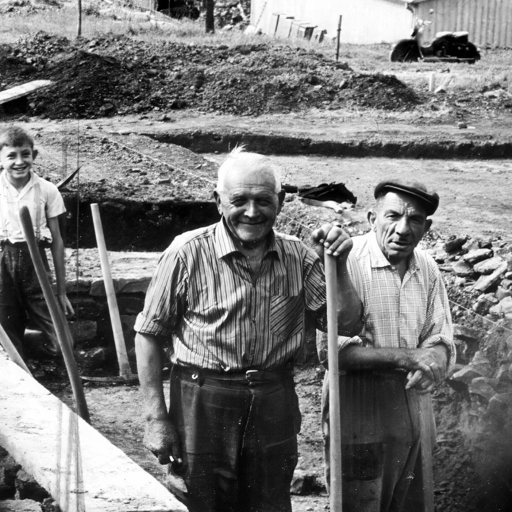 1962: Fritz Brodbeck (rechts)  an der Ausgrabung des römischen Gutshofs im Lachenhau (heute Kreuzung Keltenstraße und Hallstattstraße) (Quelle: Walter Brants)
