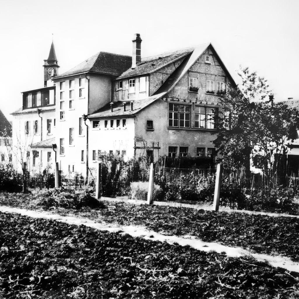 1920: Altes Schulhaus am heutigen Standort (Quelle: Zvonko Zebic)
