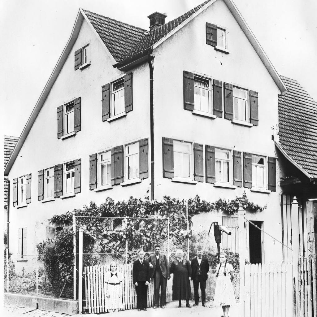 ????: Familie Müllerschön vor einem Haus in der früheren Jakobstraße, heute Burgunderweg (Quelle: Maria Müllerschön)