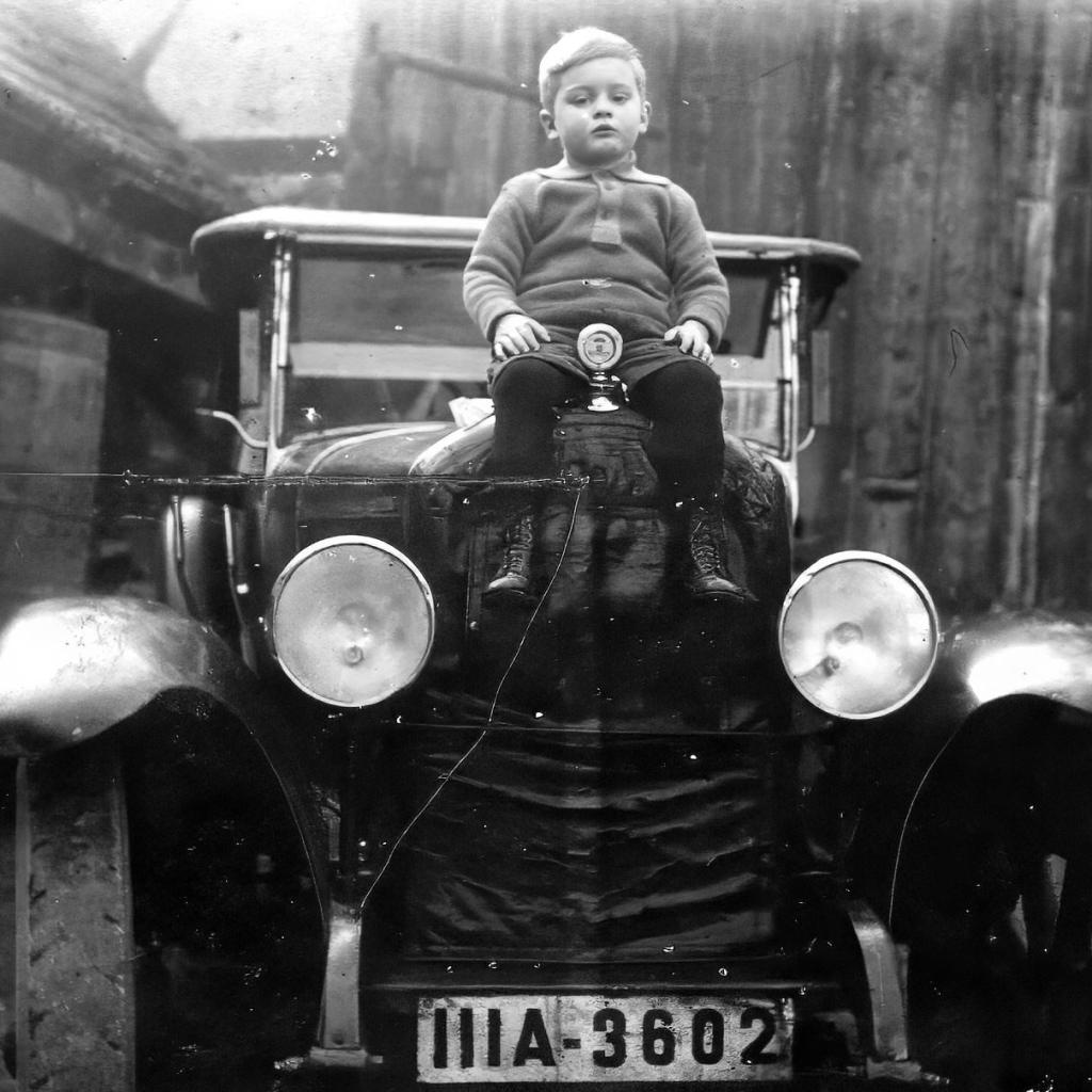 1933: Stolz sitzt der 5 jährige Enkelsohn Hans Kurz aus Stuttgart auf ihrem ersten Auto im Hof seiner Großeltern Ottilie und Johann Kurz im Hof in der Neckartenzlinger Straße 19 (Quelle: Familie Kern)