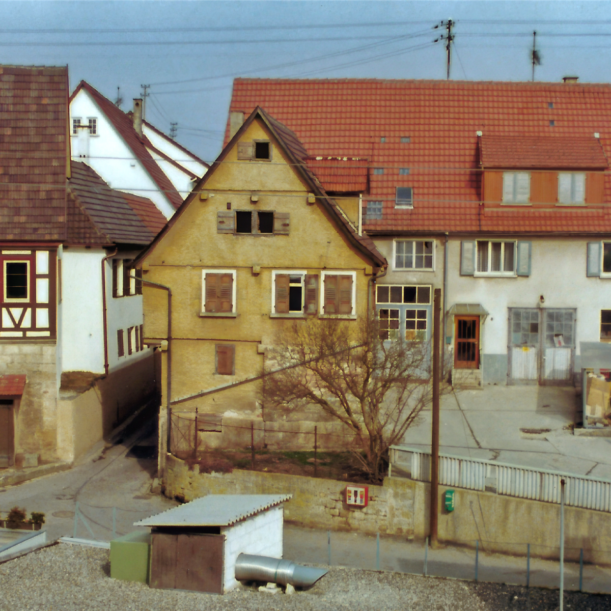 1981: Gebäude:  links Gasthaus Krone,  Haus mittig von Gottlob Röhm und rechts Geschäftshaus von Otto Knecht im Jahr 1981 (Quelle: Manfred Knecht)