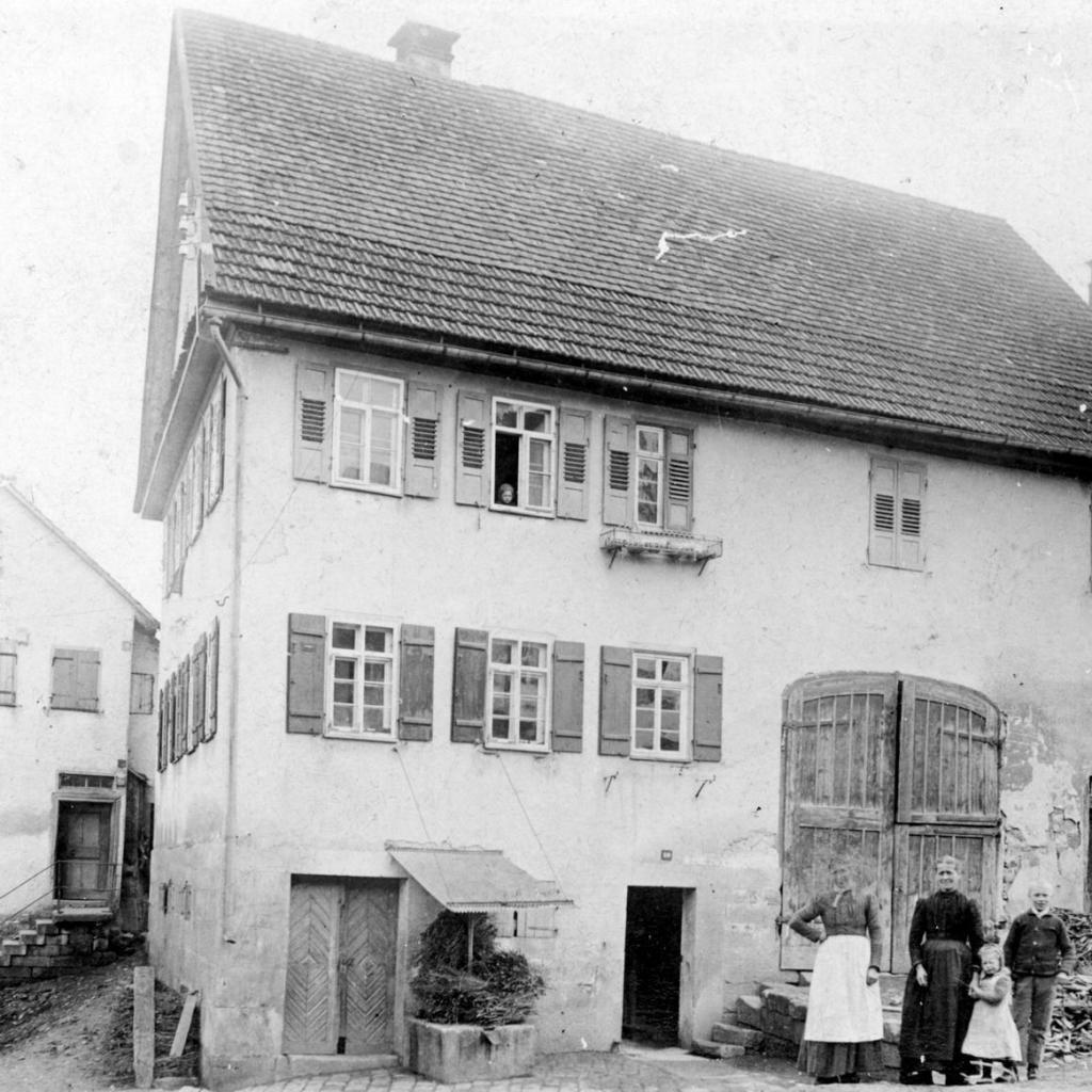1908: Neckartenzlinger Straße 20 Elisabeth und Frederike Lutz (Quelle: Zvonko Zebic)
