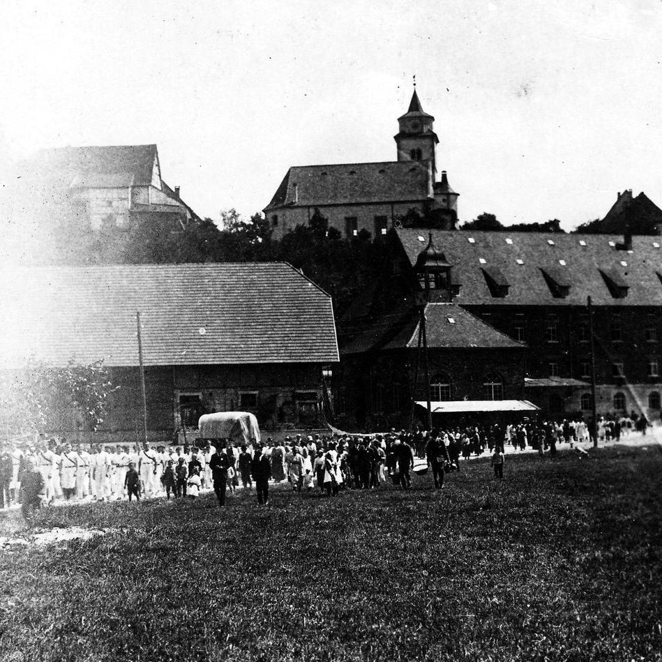 1922: Festzug vor Röhm'scher Mühle (Quelle: Maria Müllerschön)