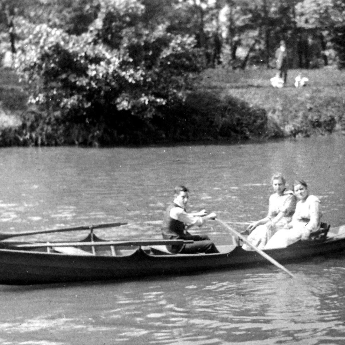 1934: Kahnfahrt auf dem Neckar.  Die Töchter vom Fam. Geprägs aus Grötzingen zu Besuch in Mittelstadt (Quelle: Manfred Knecht)