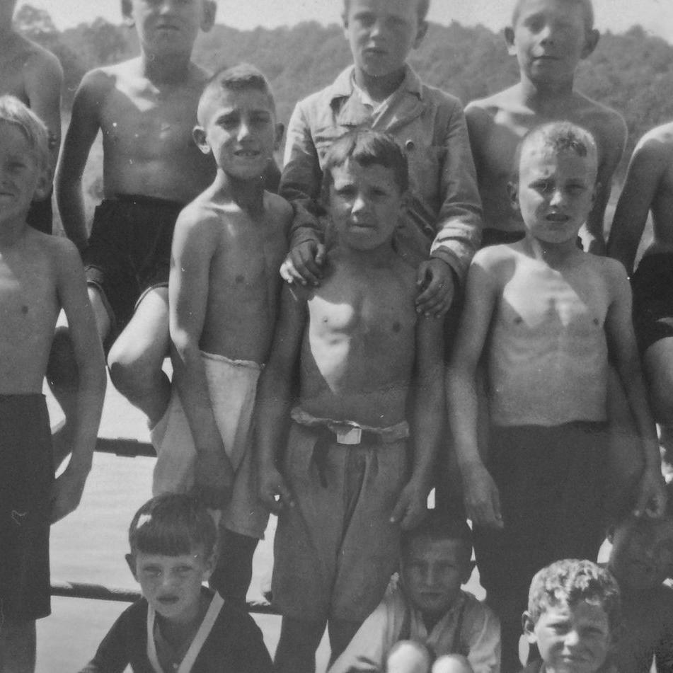 1934: Badene Jungs am Neckar, vorn Lockenkopf - Walter Knecht (Quelle: Manfred Knecht)