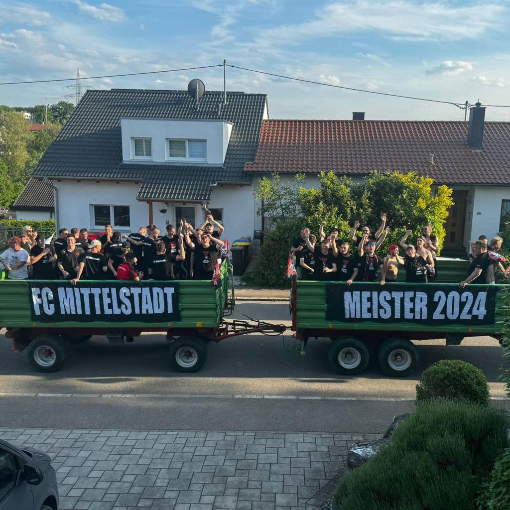 2024: Triumphfahrt durch Mittelstadt - Meisterfeier des FC Mittelstadt für die Saison 2023 / 24 (Quelle: Axel Reißner)