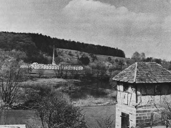 Idyll am Neckar. Im Hintergrund das Fabrikgebäude der Spinnerei und Weberei Eimer & Zweifel, Zweigwerk Mittelstadt.